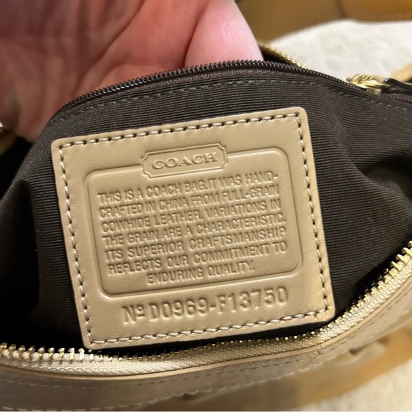 COACH | BEIGE PATENT LEATHER BAG | PLEATED BUCKLE STRAP | HOBO SHOULDER PURSE - Picture 10 of 15